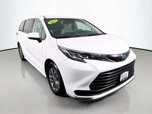 2023 Toyota Sienna LE