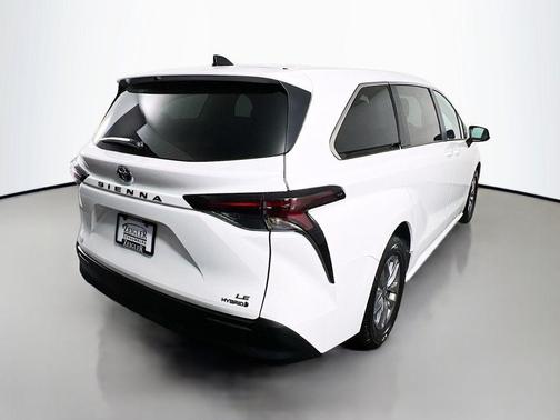 2023 Toyota Sienna LE