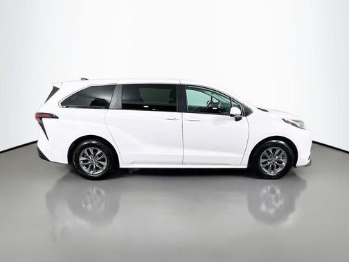 2023 Toyota Sienna LE