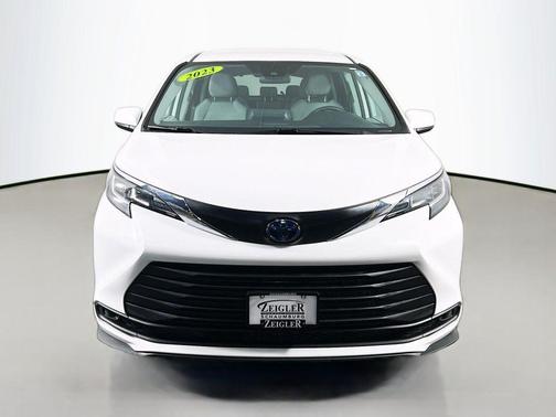 2023 Toyota Sienna LE