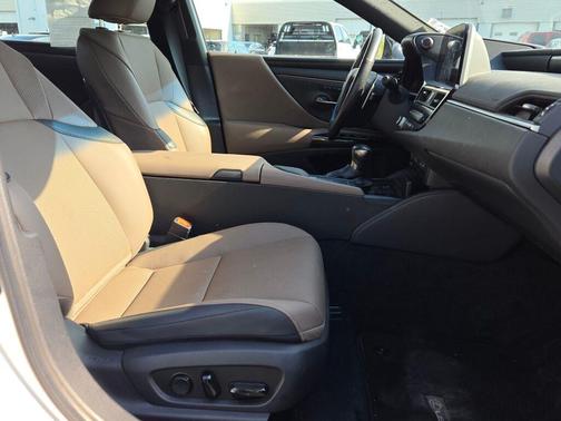 2022 Lexus ES 300h Base