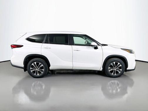 Wind Chill Pearl 2023 Toyota Highlander XLE