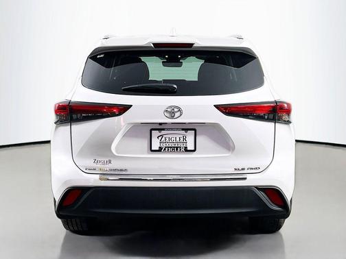 Wind Chill Pearl 2023 Toyota Highlander XLE