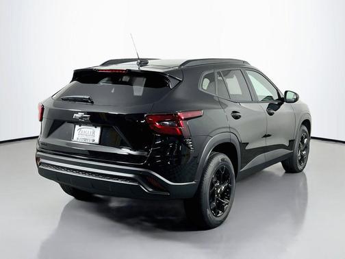 Mosaic Black Metallic 2026 Chevrolet Trax LT
