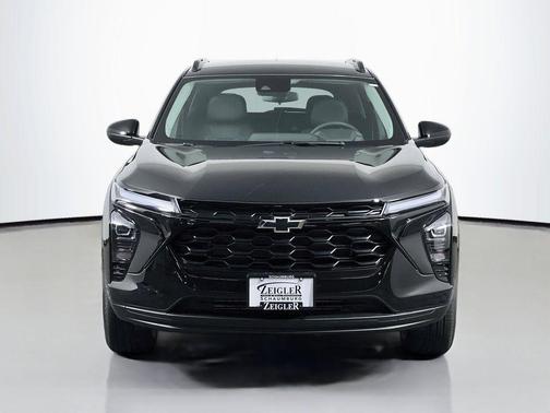Mosaic Black Metallic 2026 Chevrolet Trax LT