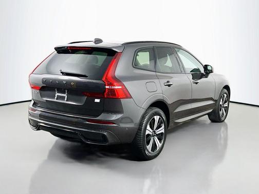 2023 Volvo XC60 Recharge Plug-In Hybrid T8 Plus Dark Theme