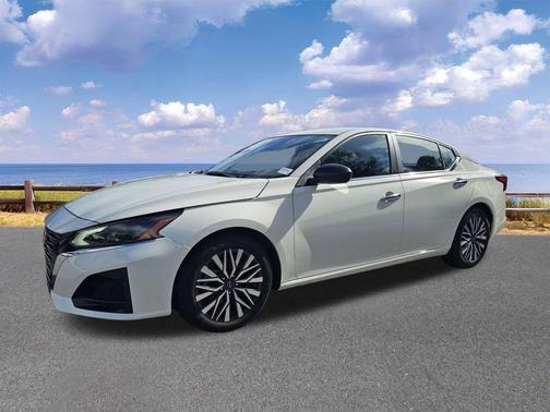 Glacier White 2025 Nissan Altima SV FWD