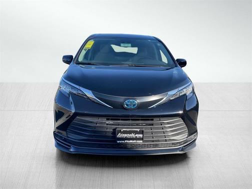 2023 Toyota Sienna LE
