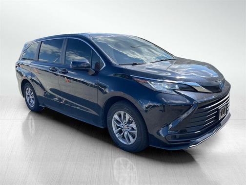 2023 Toyota Sienna LE