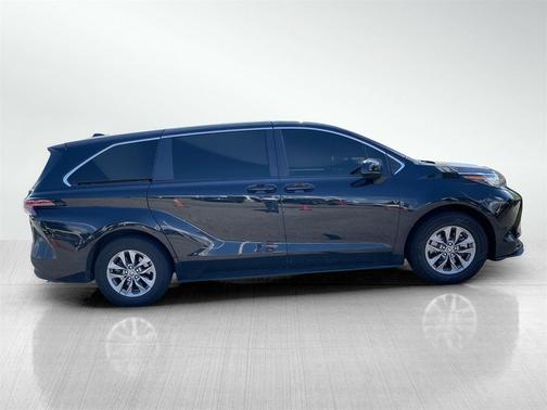 2023 Toyota Sienna LE