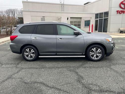 2019 Nissan Pathfinder S
