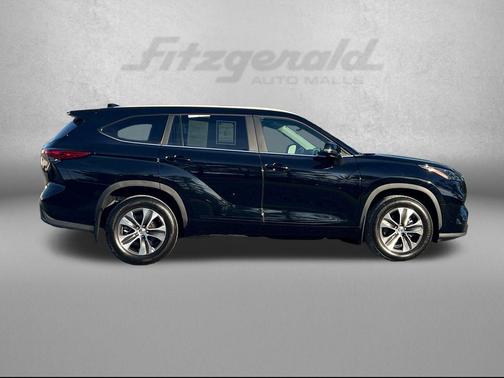 Midnight Black Metallic 2023 Toyota Highlander XLE