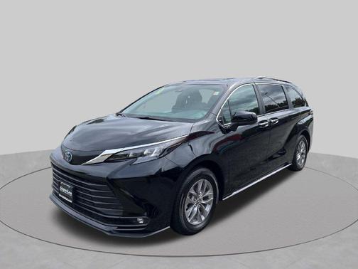 Midnight Black Metallic 2025 Toyota Sienna XLE