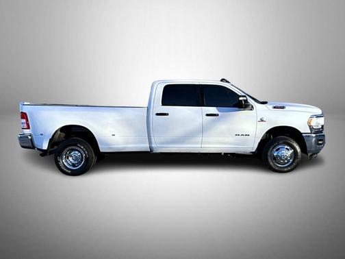2024 RAM 3500 Big Horn Crew Cab 4x4 8' Box