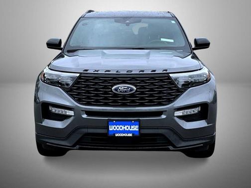 Carbonized Gray Metallic 2024 Ford Explorer ST-Line