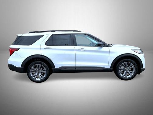 Space White Metallic 2026 Ford Explorer Active