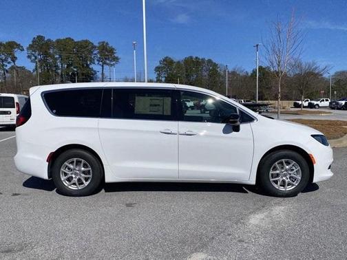 2025 Chrysler Voyager LX