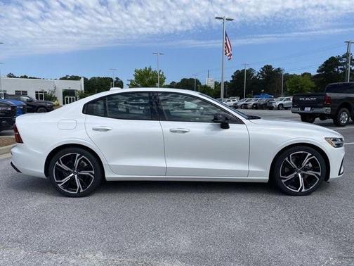 2024 Volvo S60 B5 Core Dark Theme