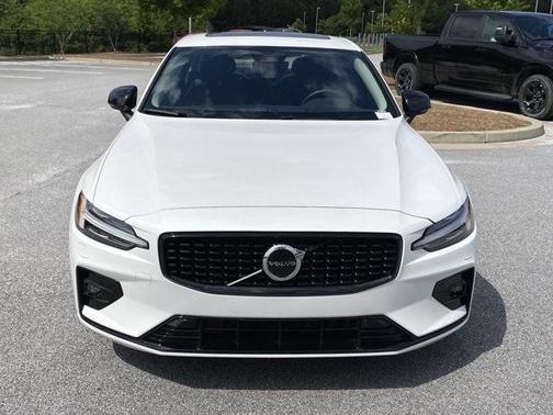 2024 Volvo S60 B5 Core Dark Theme