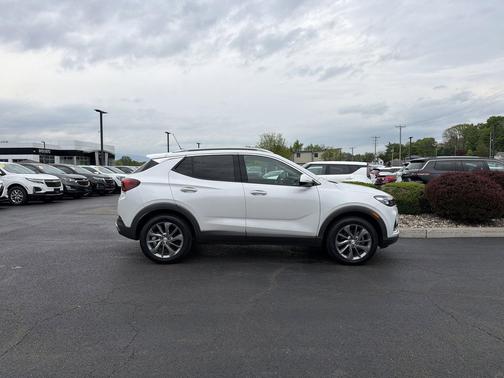White Frost Tricoat 2022 Buick Encore GX Essence