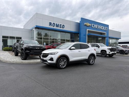 White Frost Tricoat 2022 Buick Encore GX Essence