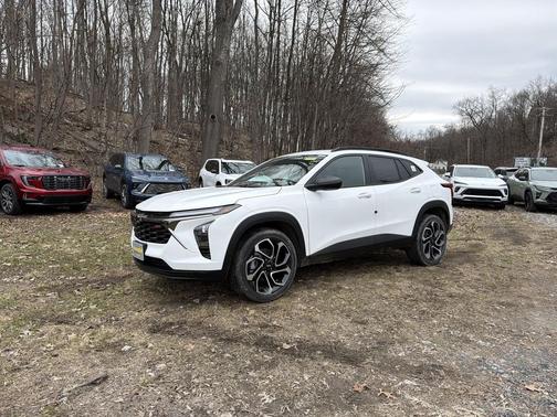 Summit White 2026 Chevrolet Trax FWD 2RS