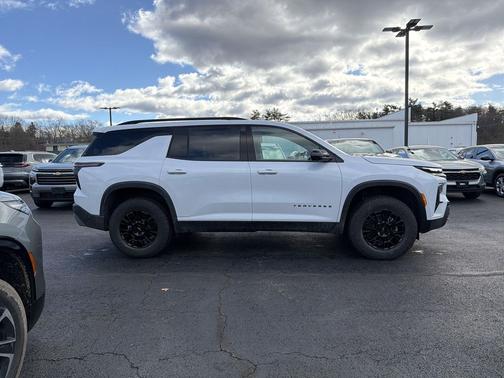 Polar White Tricoat 2026 Chevrolet Traverse AWD Z71