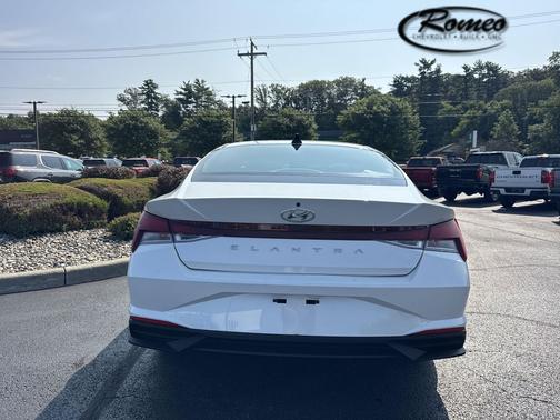 2021 Hyundai ELANTRA SE