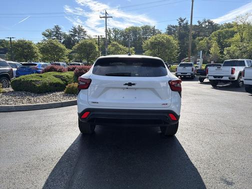 Summit White 2024 Chevrolet Trax FWD 1RS