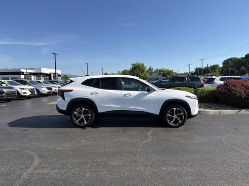 Summit White 2024 Chevrolet Trax FWD 1RS
