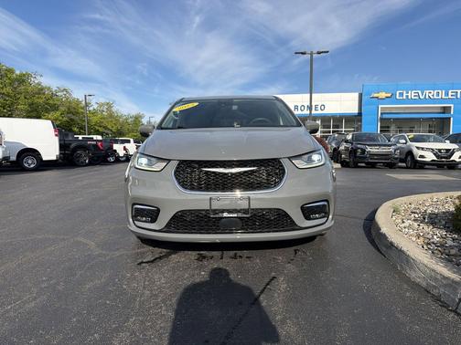 Ceramic Gray Clearcoat 2023 Chrysler Pacifica Touring L