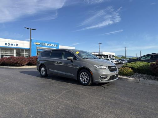 Ceramic Gray Clearcoat 2023 Chrysler Pacifica Touring L