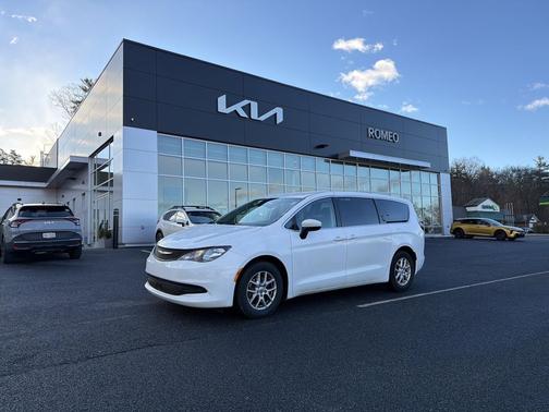 Bright White Clearcoat 2023 Chrysler Voyager LX