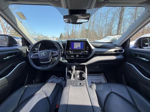 Midnight Black Metallic 2023 Toyota Highlander XLE