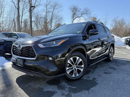 Midnight Black Metallic 2023 Toyota Highlander XLE