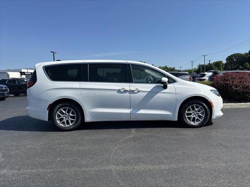 2022 Chrysler Voyager LX