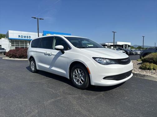 2022 Chrysler Voyager LX