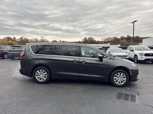 2021 Chrysler Voyager L