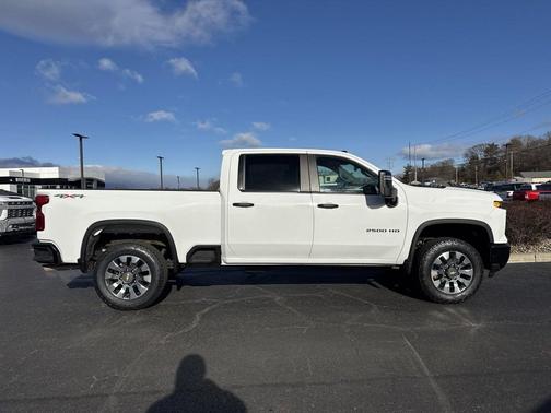Summit White 2024 Chevrolet Silverado 2500 Custom