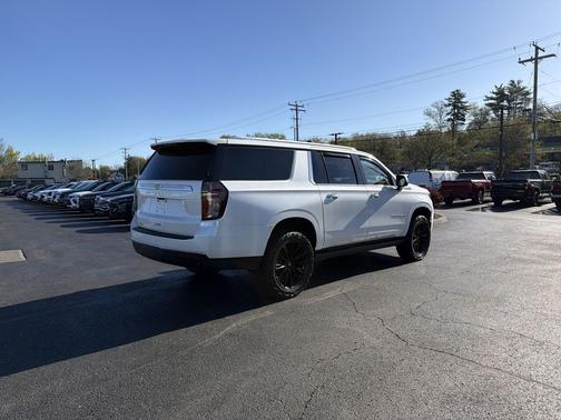 Iridescent Pearl Tricoat 2023 Chevrolet Suburban High Country
