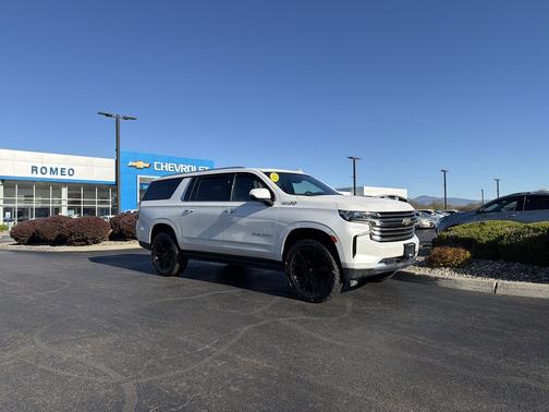 Iridescent Pearl Tricoat 2023 Chevrolet Suburban High Country