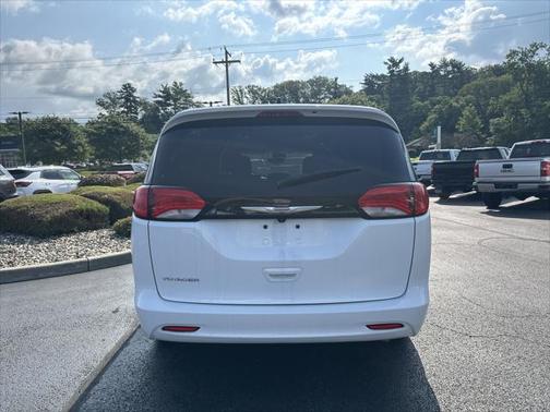 2024 Chrysler Voyager LX