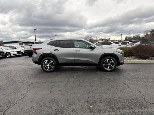Sterling Gray Metallic 2024 Chevrolet Trax FWD 1RS