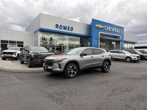 Sterling Gray Metallic 2024 Chevrolet Trax FWD 1RS