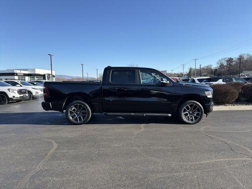 Diamond Black Crystal Pearlcoat 2022 RAM 1500 Sport