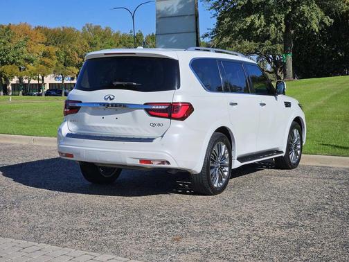 2022 INFINITI QX80 Luxe