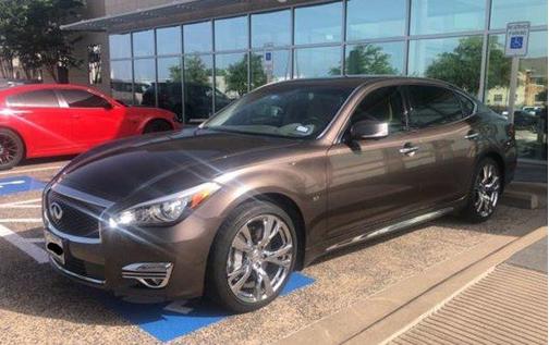 Photo 1 of 2 of 2016 INFINITI Q70L 3.7