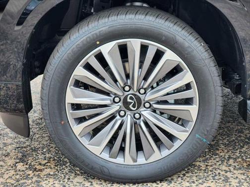 2025 INFINITI QX80 Luxe