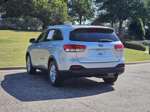 Sparkling Silver 2017 Kia Sorento 2.4L LX