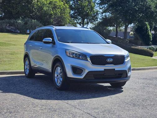 Sparkling Silver 2017 Kia Sorento 2.4L LX